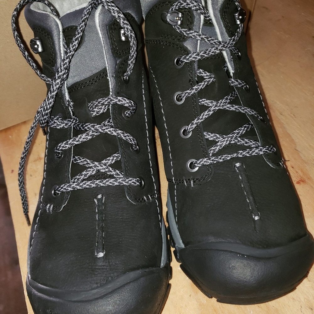 Keen Brand new with tags Rainproof hiking boots